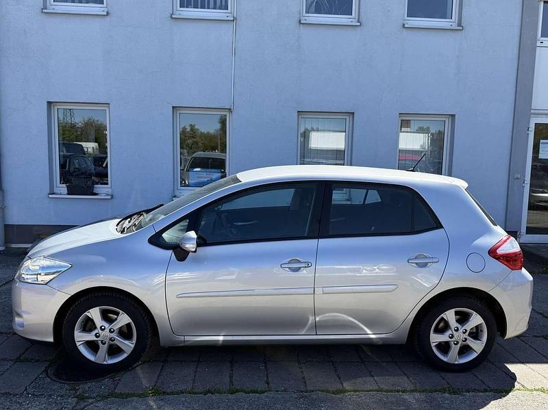 Gebraucht Toyota Auris Travel 132 PS (97 kW) 2012 Silver metallic Kleinwagen