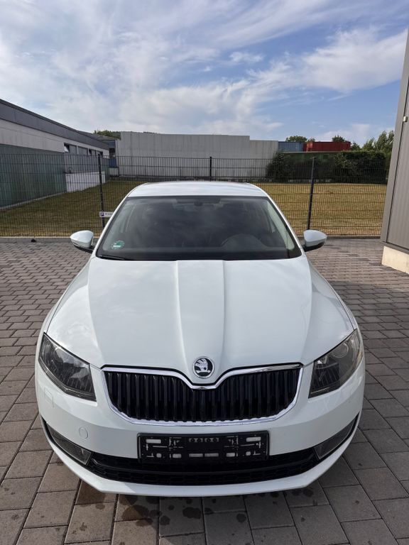 Weiß Gebraucht 2017 Skoda Octavia Joy Kombi | 8.800 € (Superpreis) - Bild 1/4
