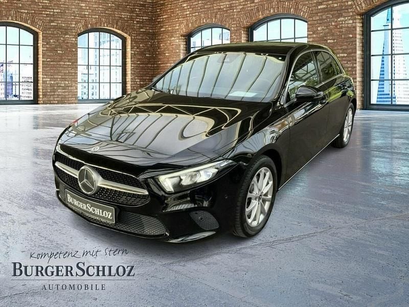 Metalliclack kosmosschwarz Gebraucht 2018 Mercedes A220 Progressive Limousine | 21.900 € (Fairer Preis) - Bild 1/4