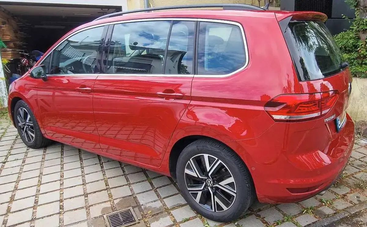 Gebraucht VW Touran 150 PS (110 kW) 2021 Rot Van / Kleinbus