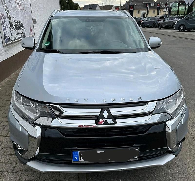 Silber Gebraucht 2016 Mitsubishi Outlander SUV | 19.490 € (Teuer) - Bild 1/4