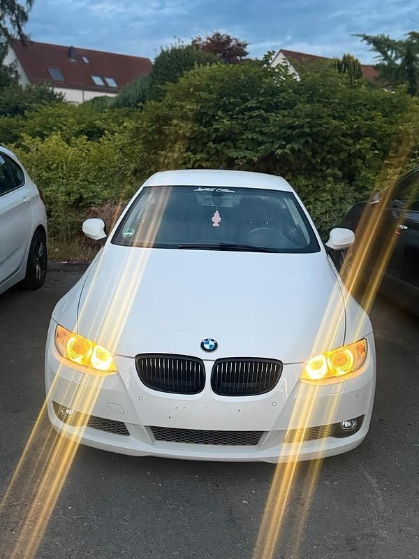 Weiß Gebraucht 2010 BMW 320 Coupé | 5.799 € (Guter Preis) - Bild 1/4