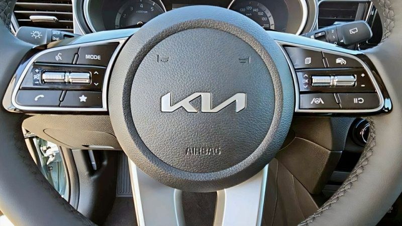 Gebraucht Kia Ceed 140 PS (102 kW) 2024 Grau Kleinwagen