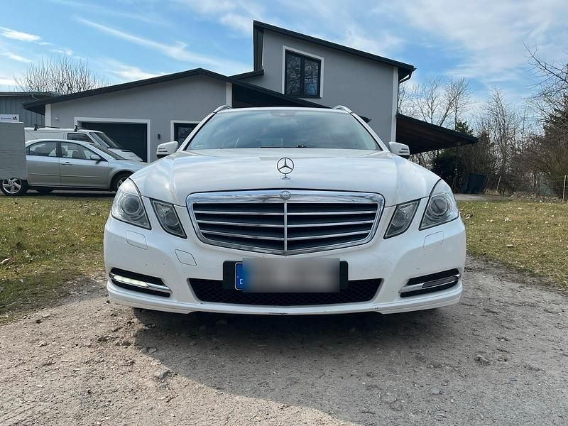 Weiß Gebraucht 2013 Mercedes E200 Kombi | 7.500 € (Fairer Preis) - Bild 1/4