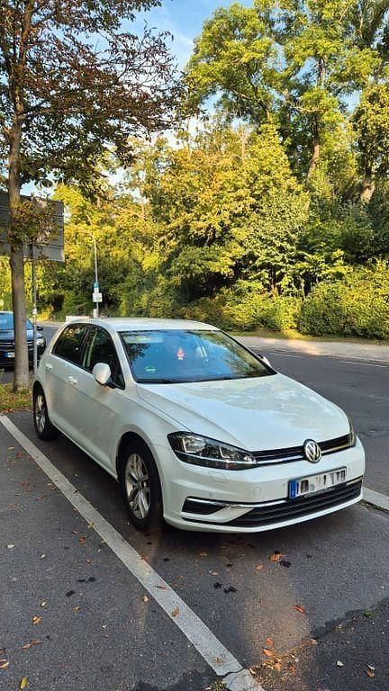 Weiß Gebraucht 2019 VW Golf VII Limousine | 17.400 € (Fairer Preis) - Bild 1/4