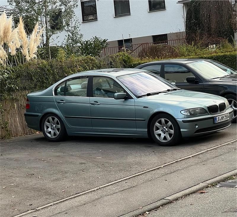 Grau Gebraucht 2002 BMW 320 Limousine | 4.199 € (Fairer Preis) - Bild 1/4