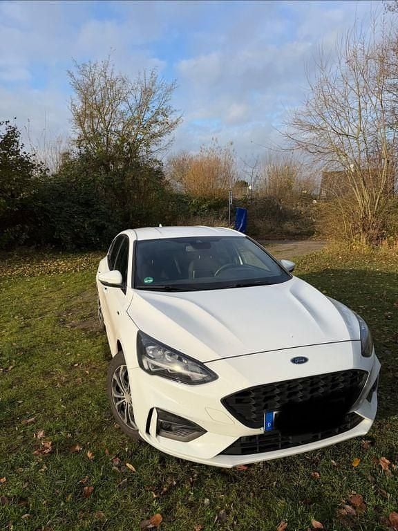 Weiß Gebraucht 2020 Ford Focus ST-Line Limousine | 17.999 € (Guter Preis) - Bild 1/4