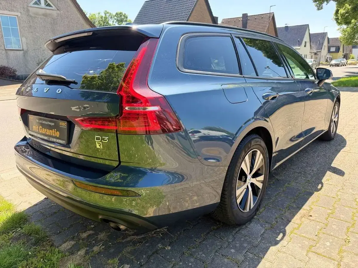 Usata Volvo V60 Basis 150 CV (110 kW) 2020 Blu Station wagon