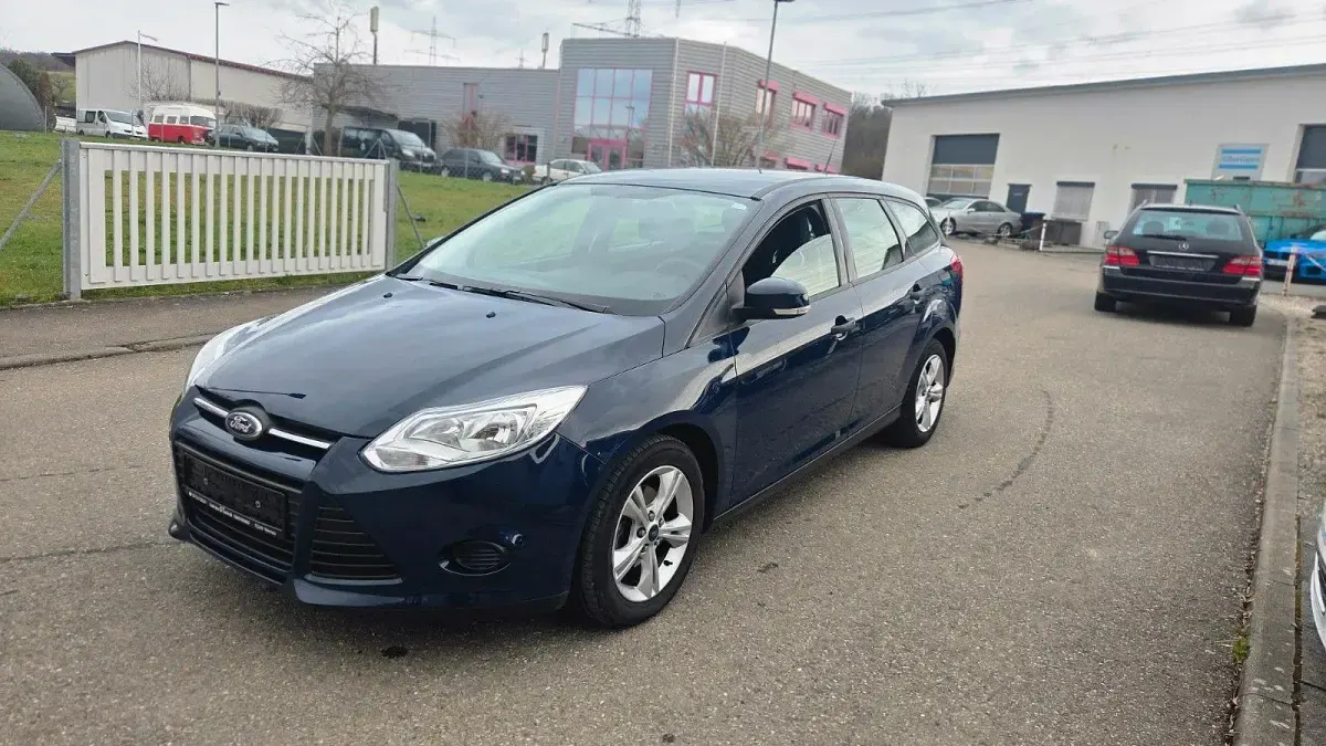 Usado Ford Focus Ambiente 101 CV (74 kW) 2014 Azul Familiar