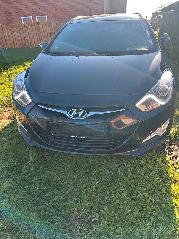 Schwarz Gebraucht 2011 Hyundai i40 Premium Kombi | 3.649 € (Fairer Preis) - Bild 1/4