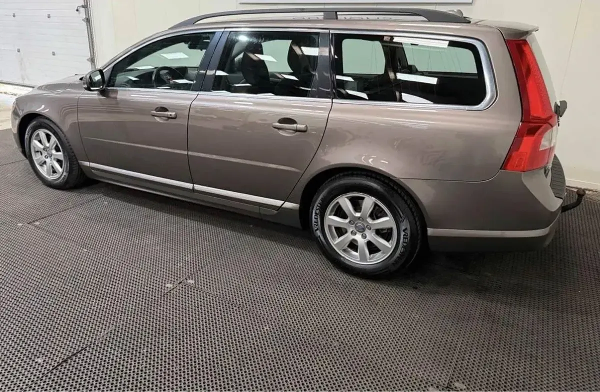 Gebraucht Volvo V70 Momentum 114 PS (83 kW) 2012 Braun Kombi
