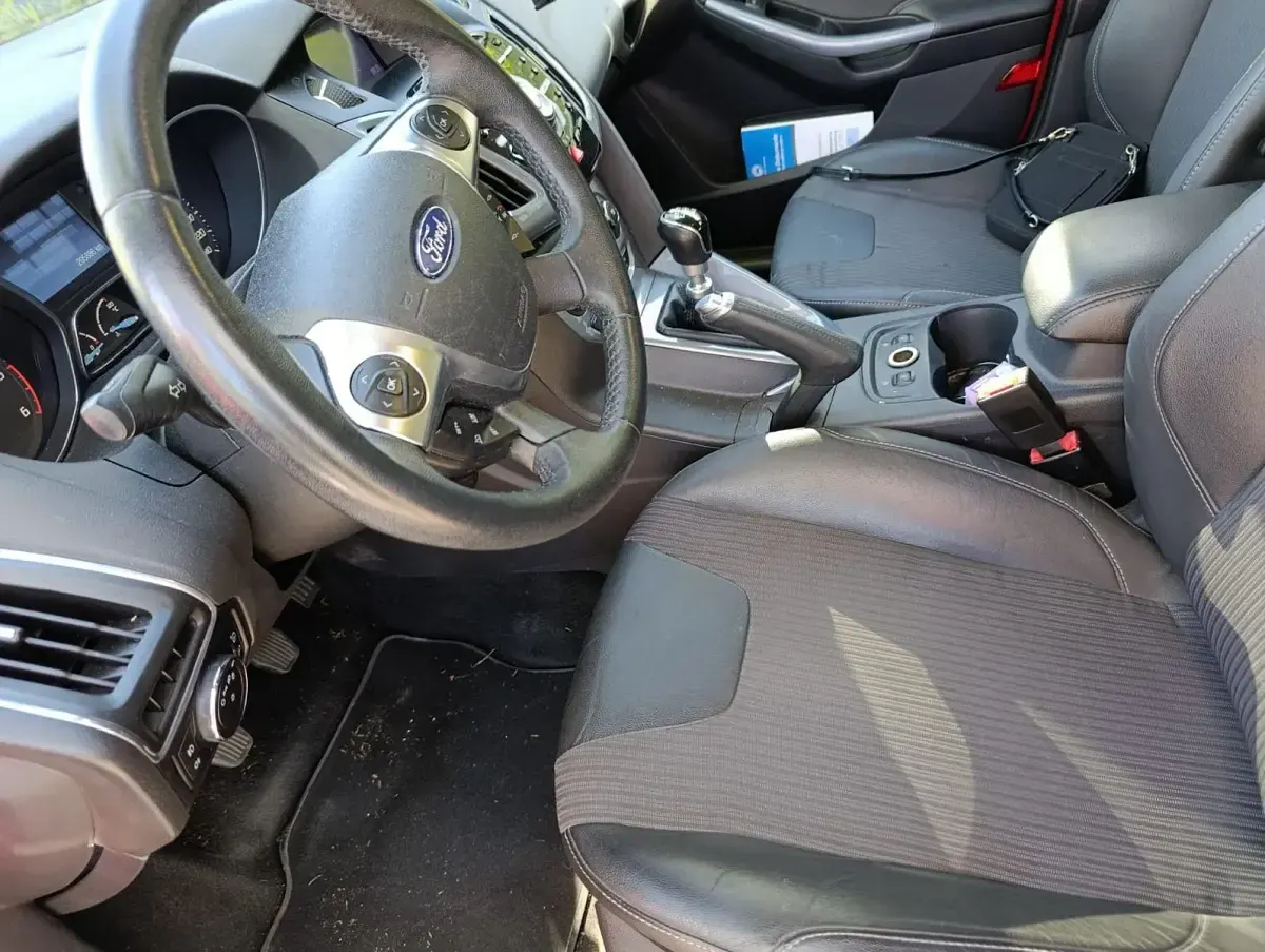 Używany Ford Focus Titanium 163 KM (119 kW) 2012 Czerwony Sedan/Limuzyna
