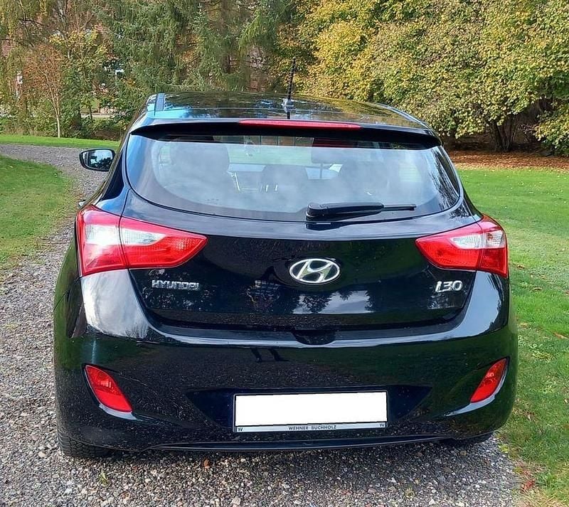 Gebraucht Hyundai i30 Classic 101 PS (74 kW) 2016 Schwarz Limousine