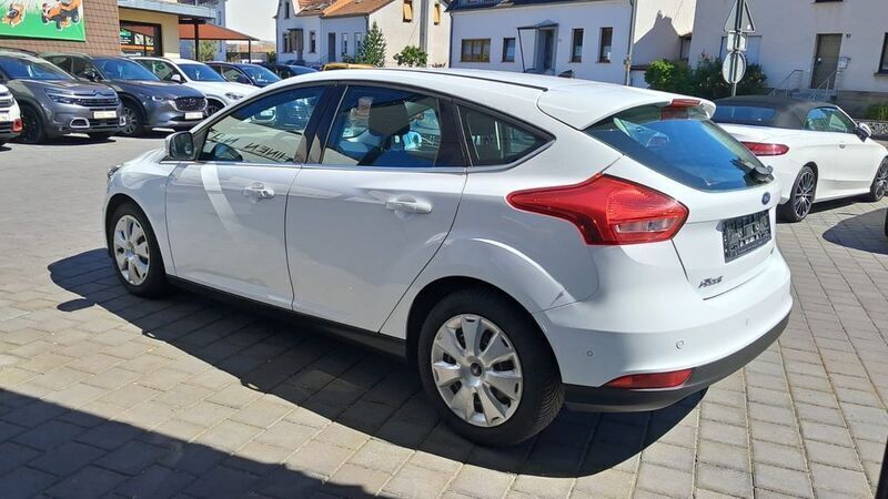 Gebraucht Ford Focus Titanium 125 PS (91 kW) 2016 Frostweiß Limousine