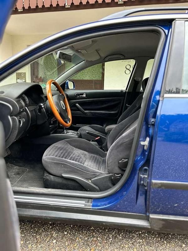 Blau Gebraucht 2001 VW Passat Highline Kombi | 2.490 € (Fairer Preis) - Bild 1/4