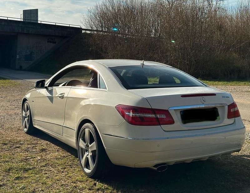 Gebraucht Mercedes E220 170 PS (125 kW) 2012 Calcitweiss  unilack Coupé