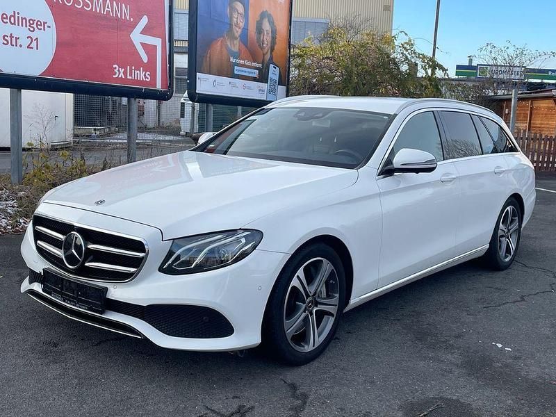 Weiß Gebraucht 2019 Mercedes E350 Avantgarde Limousine | 18.700 € (Superpreis) - Bild 1/4