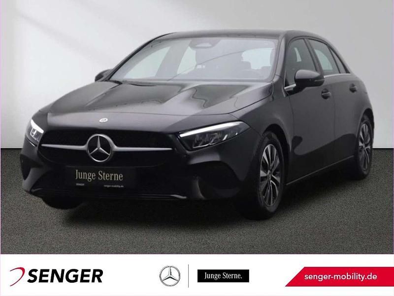 Schwarz Gebraucht 2024 Mercedes A180 Kleinwagen | 27.730 € (Fairer Preis) - Bild 1/3