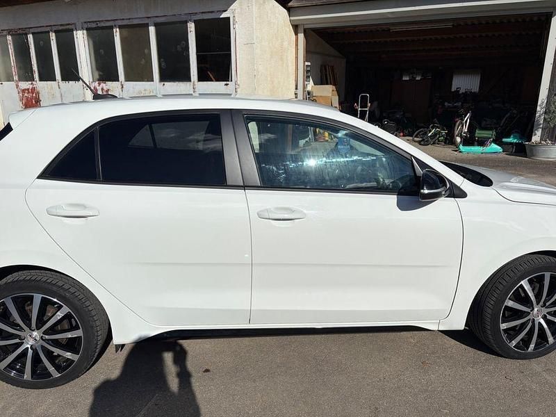 Gebraucht Kia Rio DREAM-TEAM Edition 101 PS (74 kW) 2018 Weiß Limousine
