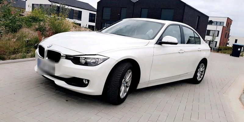Weiß Gebraucht 2014 BMW 316 Limousine | 10.900 € (Guter Preis) - Bild 1/4