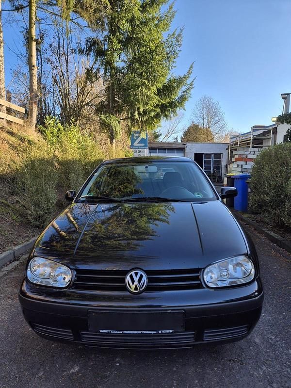 Schwarz Gebraucht 2000 VW Golf IV Kleinwagen | 1.650 € (Etwas zu teuer) - Bild 1/4