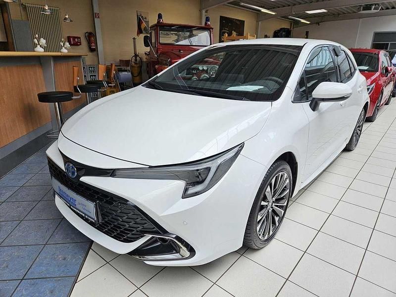 Schneeweiß Neu 2024 Toyota Corolla Team Limousine | 29.990 € - Bild 1/4