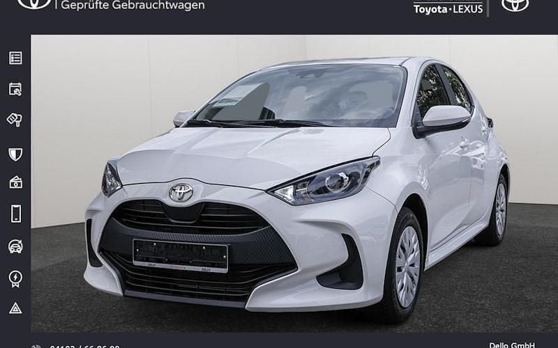 Weiß Gebraucht 2022 Toyota Yaris Comfort Limousine | 16.990 € (Guter Preis) - Bild 1/4