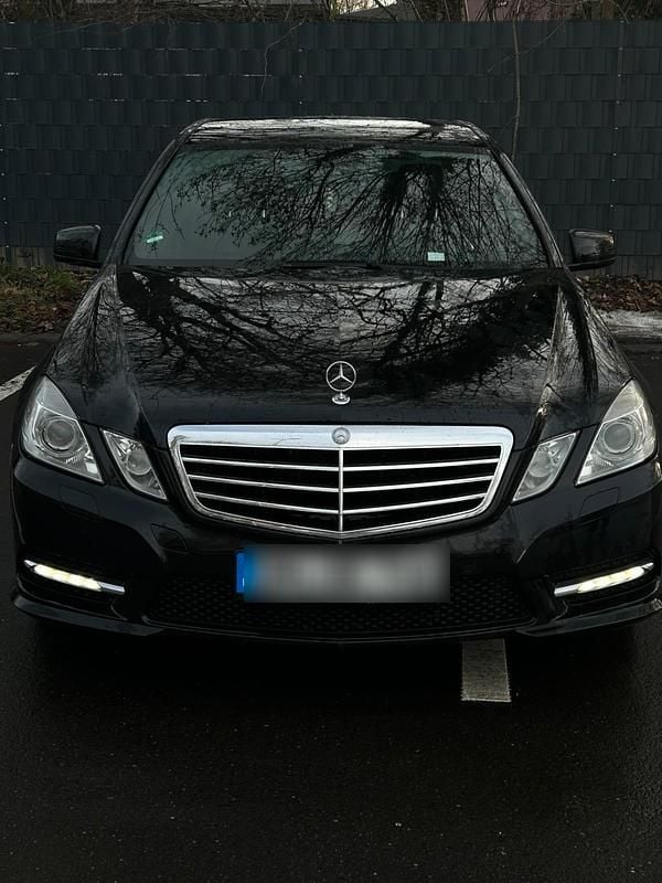 Schwarz Gebraucht 2013 Mercedes E220 Avantgarde Limousine | 11.450 € (Guter Preis) - Bild 1/4