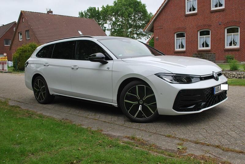 Gebraucht VW Passat R-line 150 PS (110 kW) 2024 Weiß Kombi