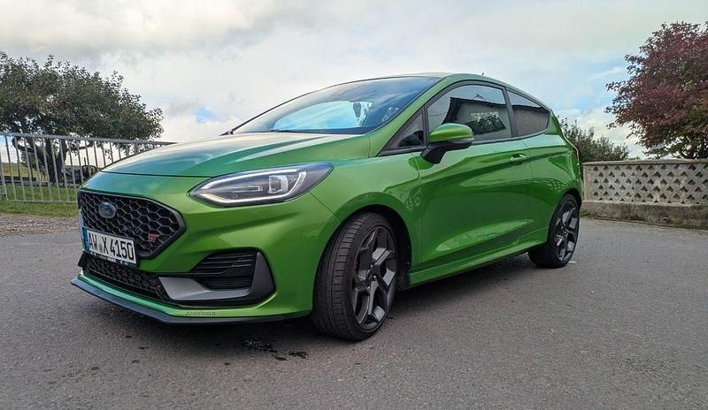 Grün Gebraucht 2022 Ford Fiesta ST Kleinwagen | 23.900 € (Etwas zu teuer) - Bild 1/4