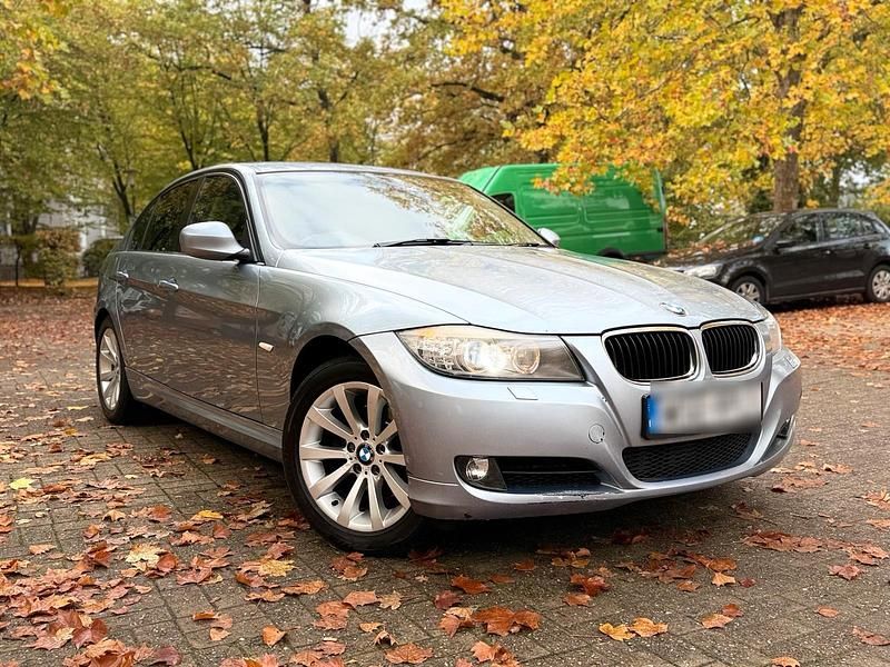 Blau Gebraucht 2010 BMW 320 Limousine | 3.650 € (Superpreis) - Bild 1/4