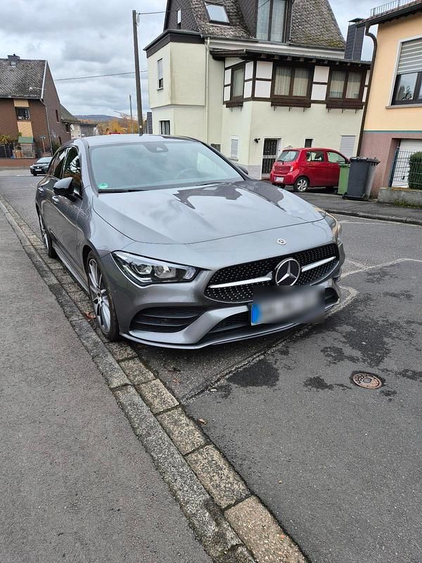 Grau Gebraucht 2019 Mercedes CLA250 Shooting Brake Kombi | 28.500 € (Fairer Preis) - Bild 1/4