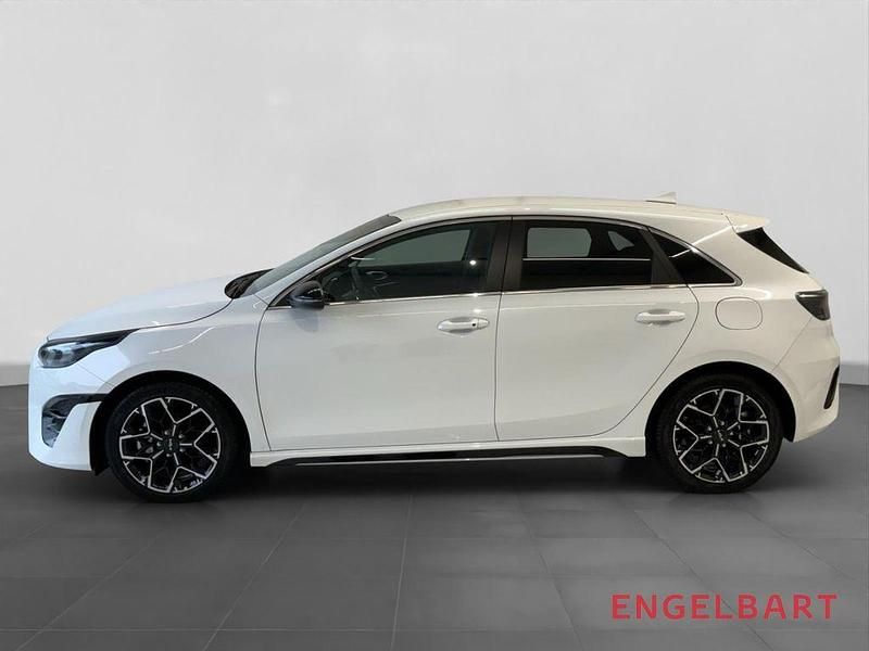 Neu Kia Ceed GT-Line 140 PS (102 kW) 2025 Deluxe white metallic Kleinwagen