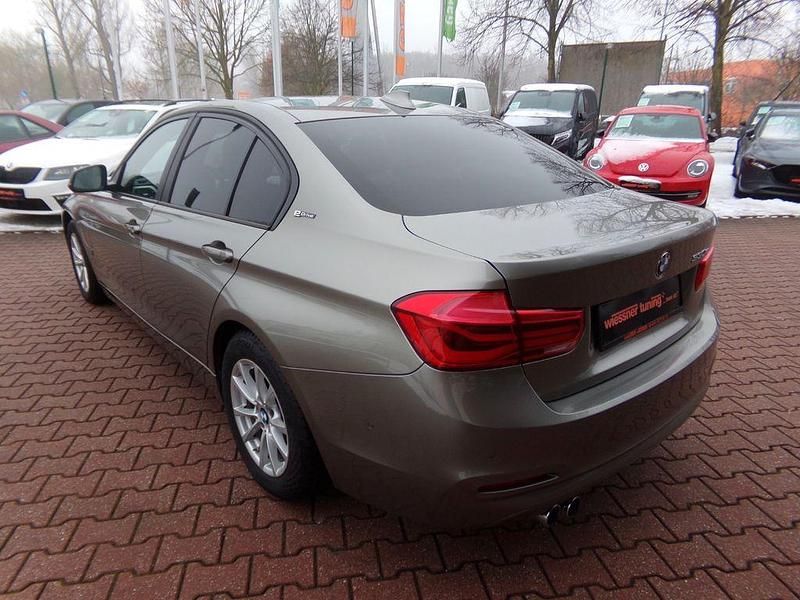 Gebraucht BMW 330e Advantage 184 PS (135 kW) 2017 Silber Limousine