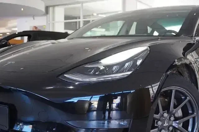 Käytetty Tesla Model 3 366 kW (498 HP) 2019 Musta Sedan
