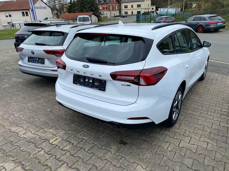 Gebraucht Ford Focus Cool & Connect 125 PS (91 kW) 2019 Weiß Limousine