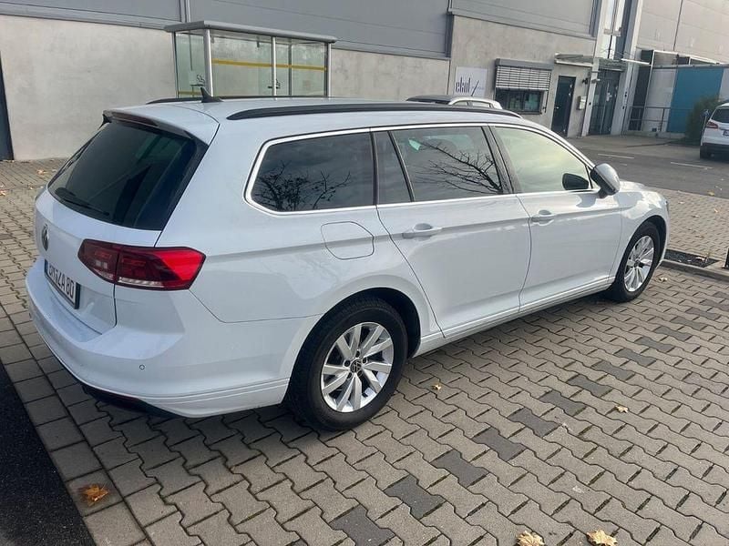 Weiß Gebraucht 2023 VW Passat Kombi | 24.800 € (Fairer Preis) - Bild 1/4