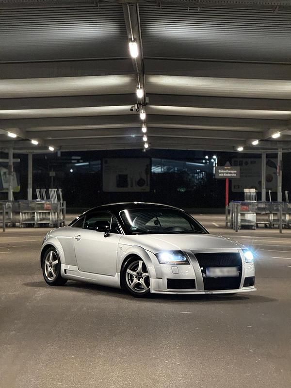 Second-hand Audi TT Design 180 CP (132 kW) 2000 Gri Coupe