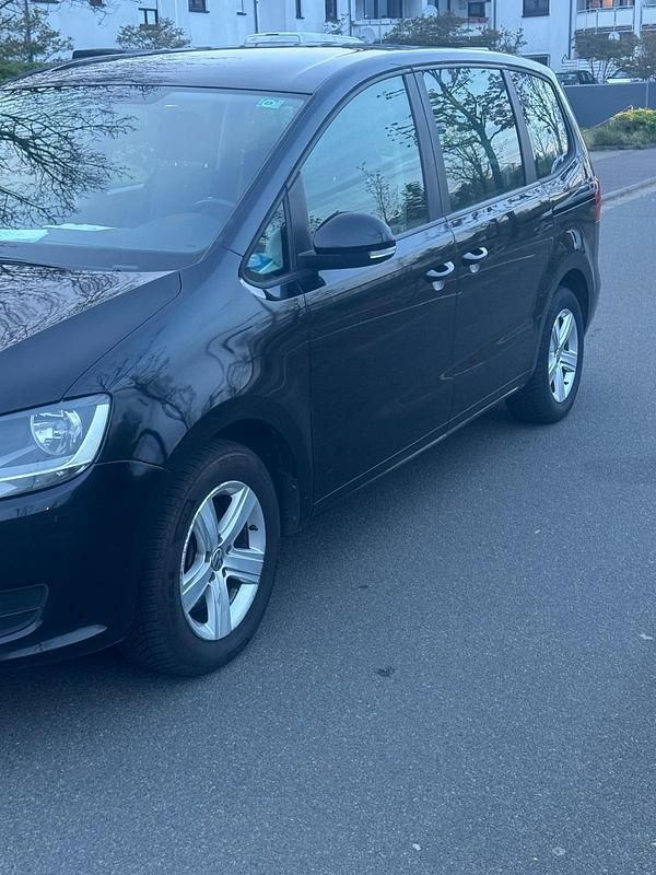 Second-hand VW Sharan 140 CP (102 kW) 2012 Negru Monovolum