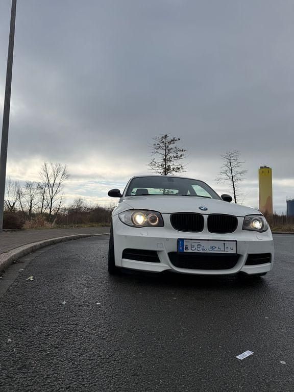 Weiß Gebraucht 2009 BMW 135 Performance Kleinwagen | 16.500 € (Superpreis) - Bild 1/4