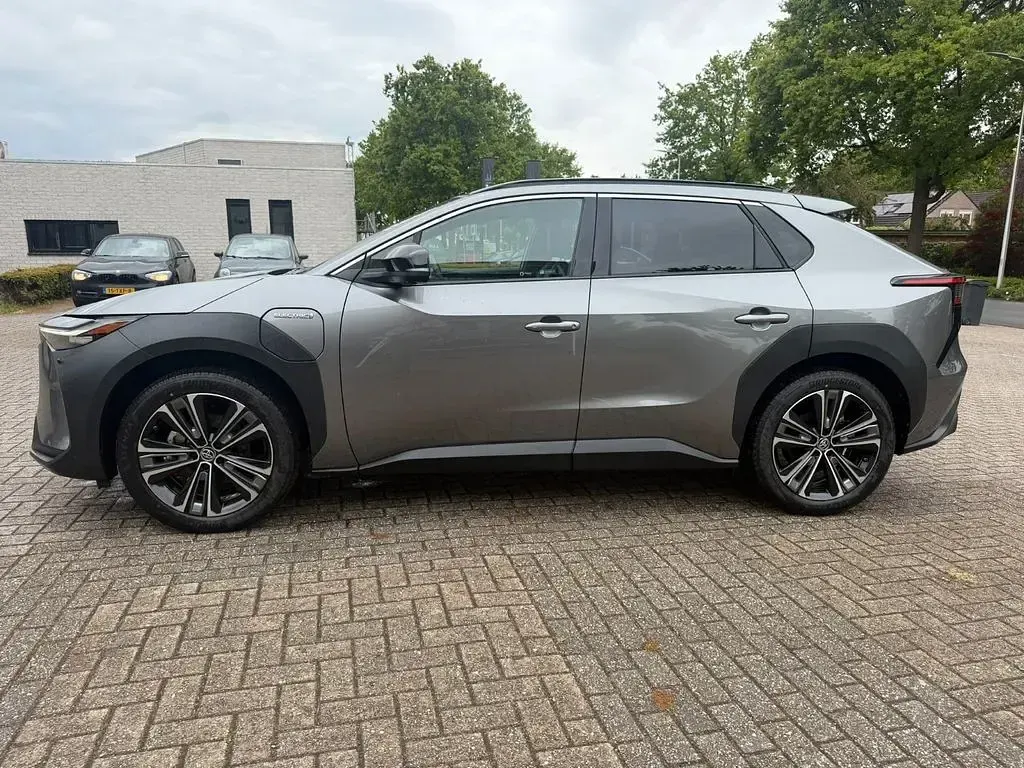 Gebraucht Toyota bZ4X 150 kW (204 PS) 2023 Silber SUV