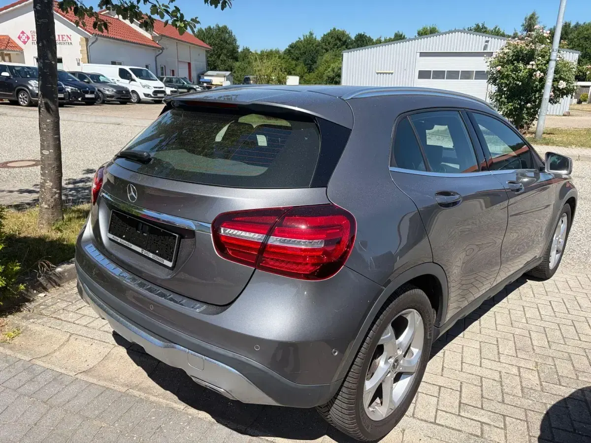 Gebraucht Mercedes GLA180 122 PS (89 kW) 2019 Grau SUV