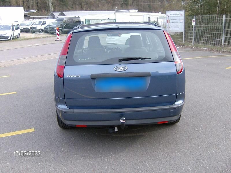 Gebraucht Ford Focus Trend 101 PS (74 kW) 2005 Blau Kombi