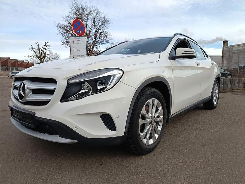 Weiß Gebraucht 2015 Mercedes GLA200 SUV | 13.800 € (Guter Preis) - Bild 1/4