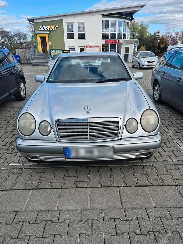 Gebraucht Mercedes E200 136 PS (100 kW) 1998 Silber Limousine