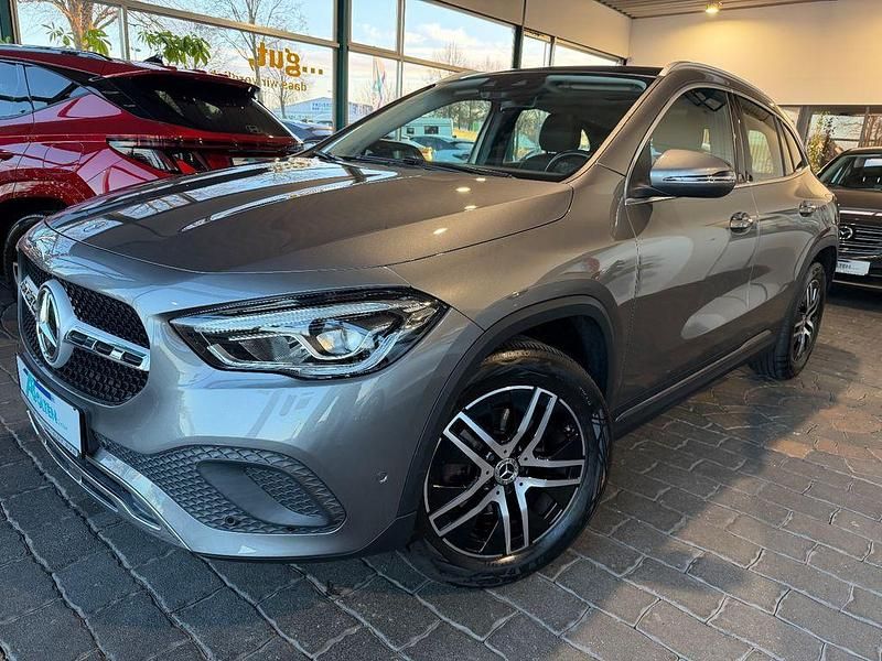 Grau Gebraucht 2021 Mercedes GLA200 SUV | 31.890 € (Guter Preis) - Bild 1/4