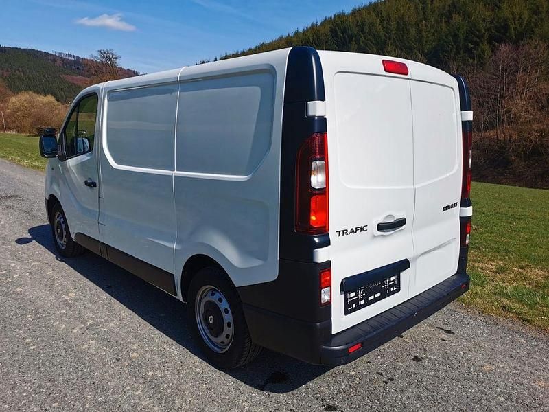 Second-hand Renault Trafic 95 CP (69 kW) 2018 Alb Monovolum