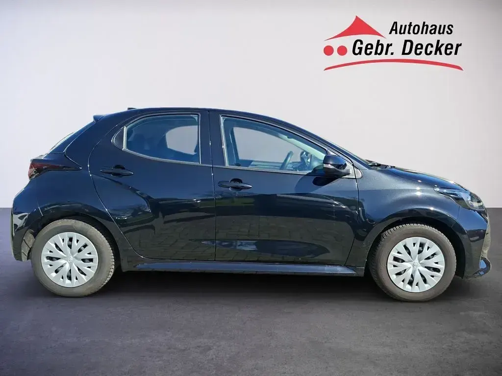 Gebraucht Toyota Yaris Basis 72 PS (52 kW) 2022 Mysticschwarz mica Kleinwagen