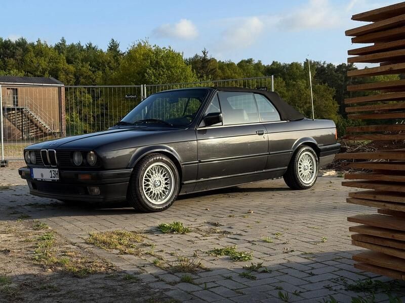Schwarz Gebraucht 1993 BMW 318 Cabriolet Shadowline Cabrio | 16.900 € - Bild 1/4