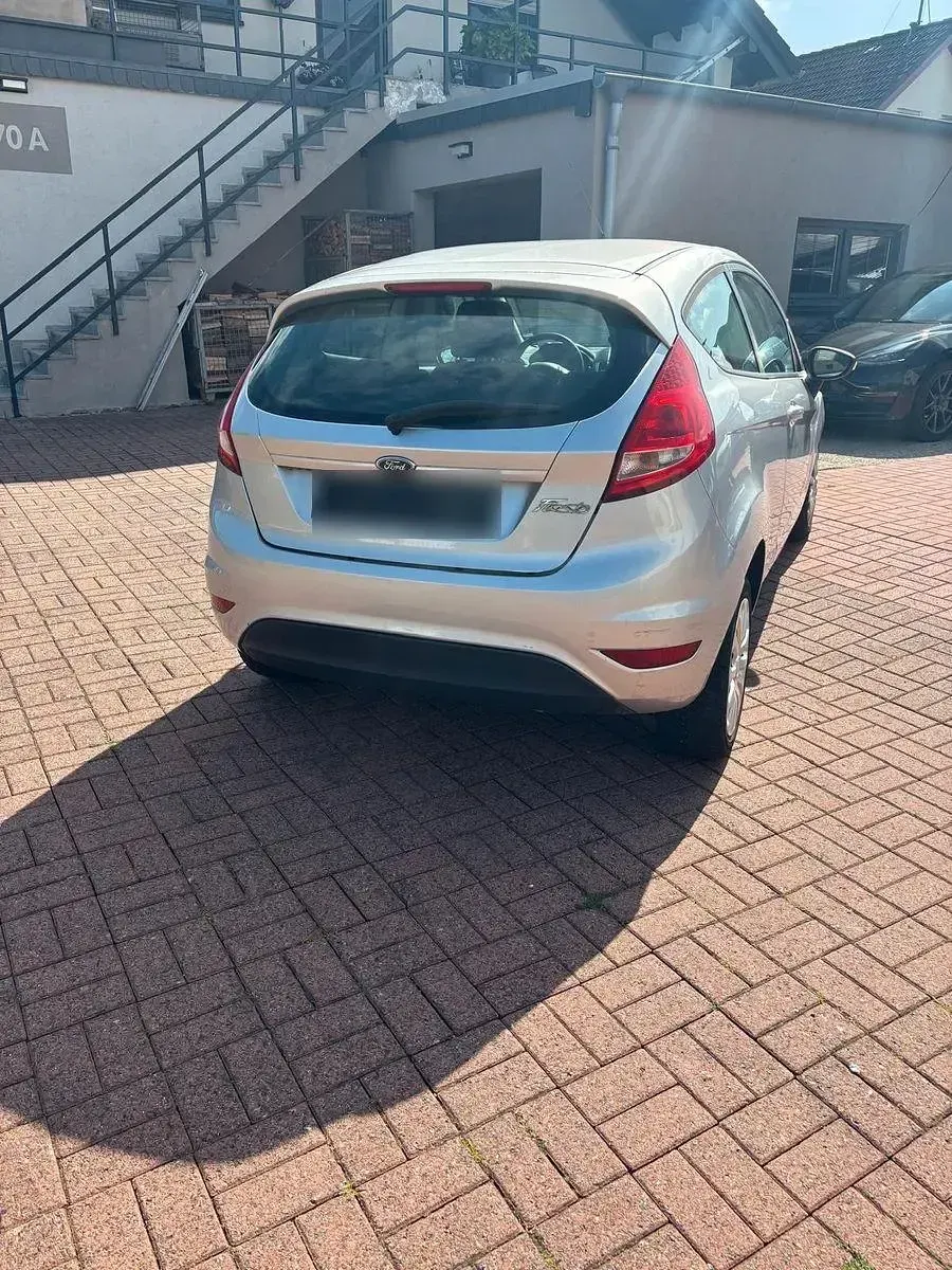 Gebraucht Ford Fiesta Trend 60 PS (44 kW) 2011 Silber Limousine
